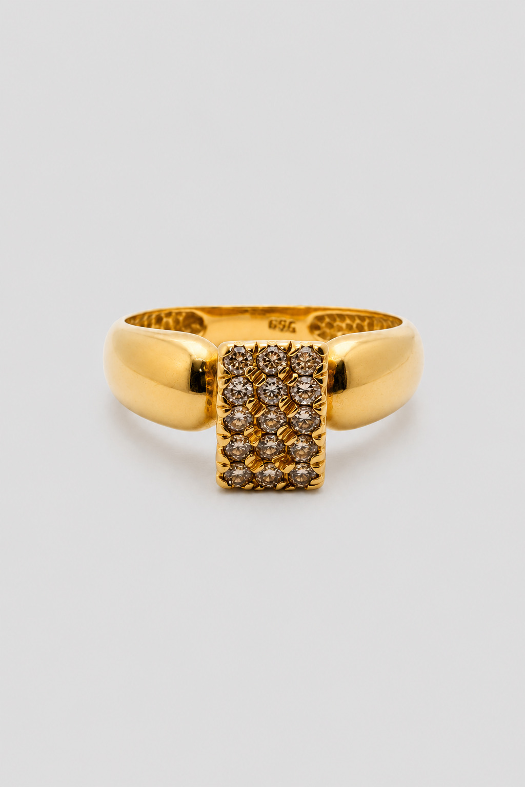 Anel com Zirconia Craveja em quadrado